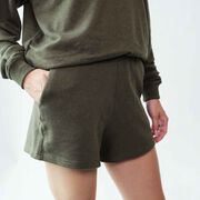 Modell som bär gröna shorts i bomull